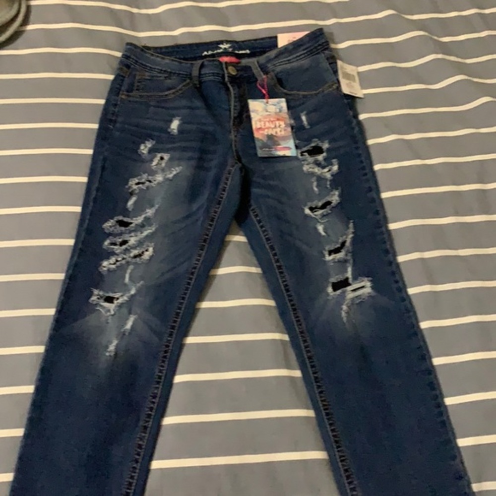 Ladies sz 11 Almost Famous Must Have Capri distres